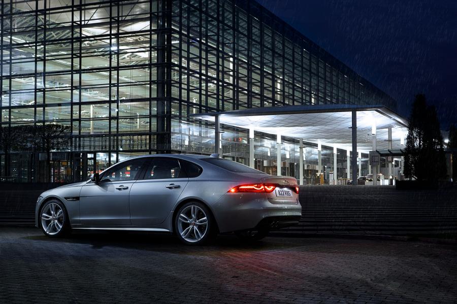  Jaguar XF R-Sport AWD 2016 года  (фото 15 из 21)